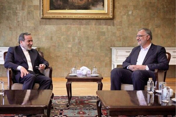 دیدار زاکانی با عراقچی در حاشیه مجمع گفتگوی تهران