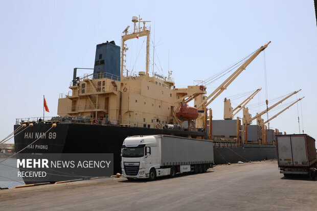 رسوب کالا در بنادر؛ نتیجه نبود خطوط کشتیرانی منظم برای صادرات و واردات