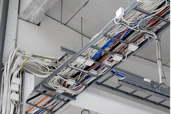 سینی کابل چیست؟ شناخت انواع تجهیزات کابل کشی