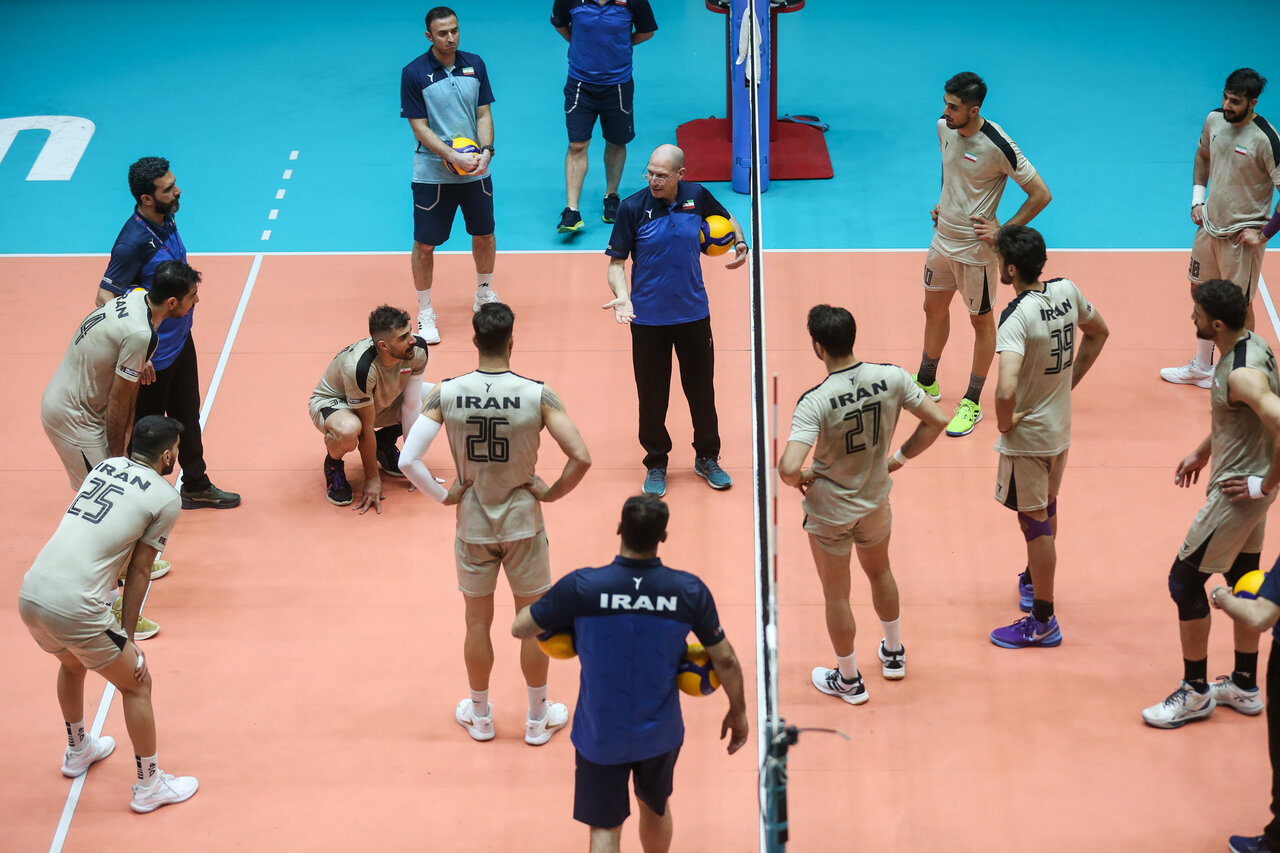 اهدای کاپ قهرمانی والیبالیست‌ها به موزه آستان قدس رضوی